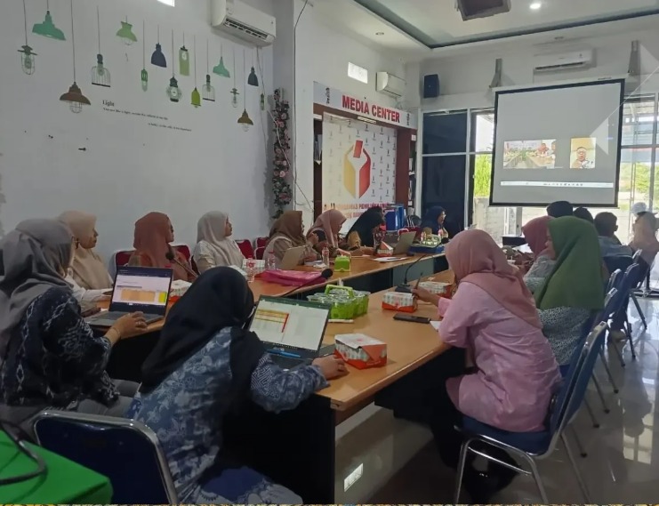 Rapat Pengelolaan Dana Hibah Bersama Panwascam