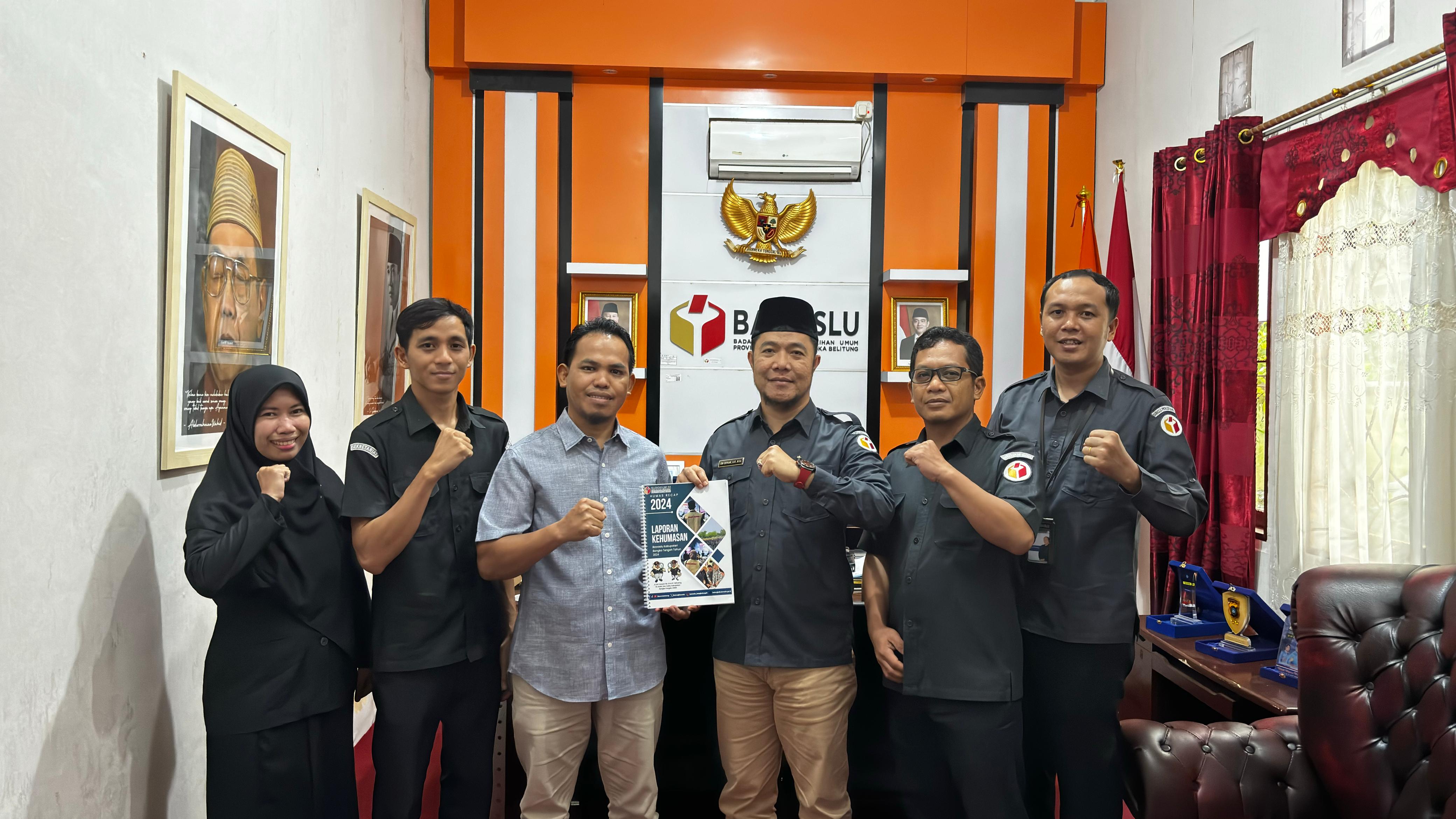 Bawaslu Kabupaten Bangka Tengah serahkan Laporan AKhir Divisi HPPH Kepada Ketua Bawaslu Provinsi Babel, EM Osykar di Kantor Bawaslu Provinsi Babel, Senin (13/01/2025)