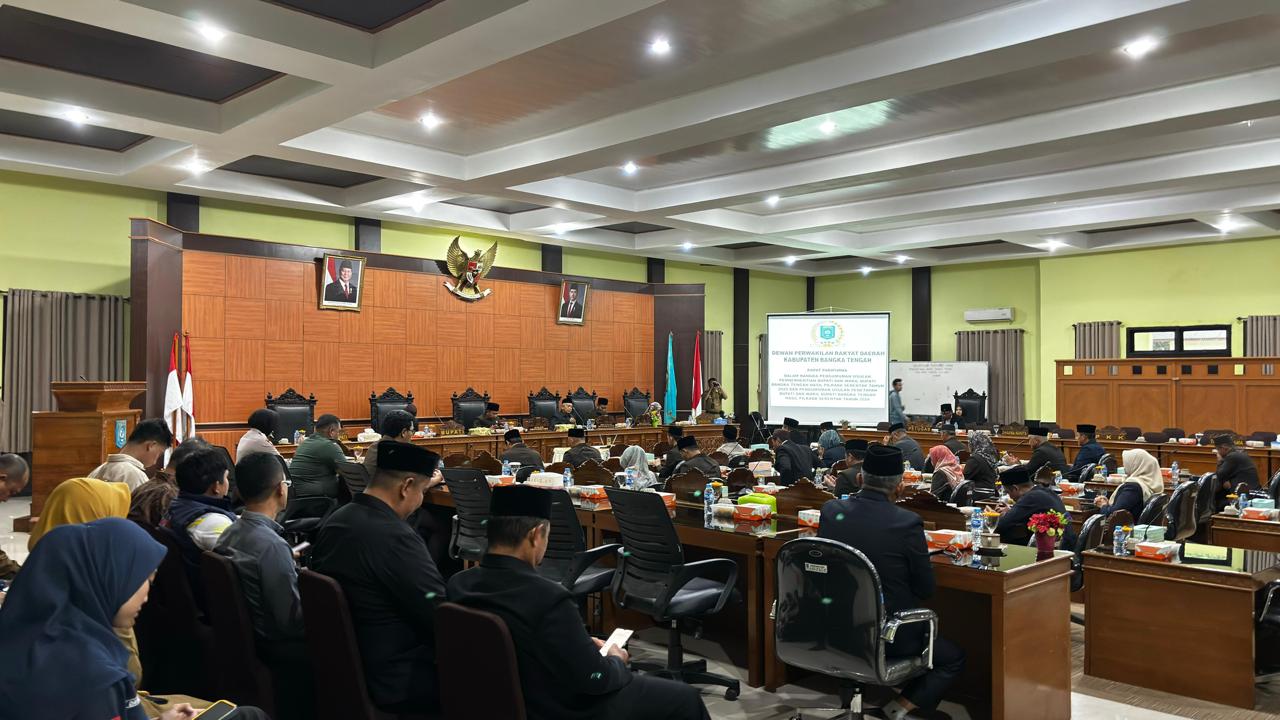 Ketua Bawaslu Kabupaten Bangka Tengah, Marhaendra Yulianysah menghadiri Rapat Paripurna Dewan Perwakilan Rakyat Daerah (DPRD) Kabupaten Bangka Tengah di Ruang Rapat Paripurna DPRD Kabupaten Bateng, Selasa (14/01/2025).
