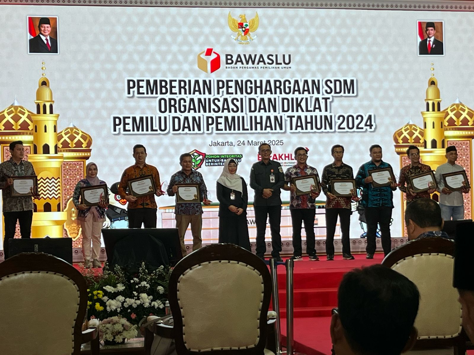 Penerimaan piagam penghargaan Juara Kedua Kategori PKD Berkinerja Terbaik tingkat Nasional