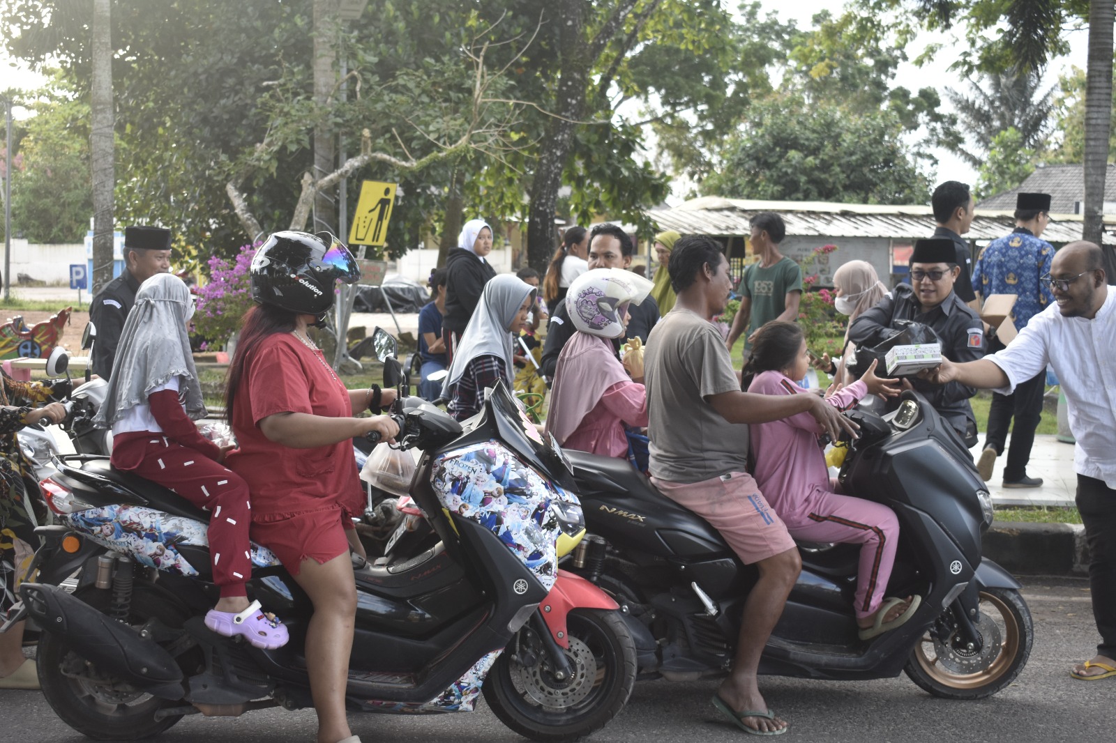Ngabuburit Pengawasan dengan Berbagi Takjil kepada Masyarakat