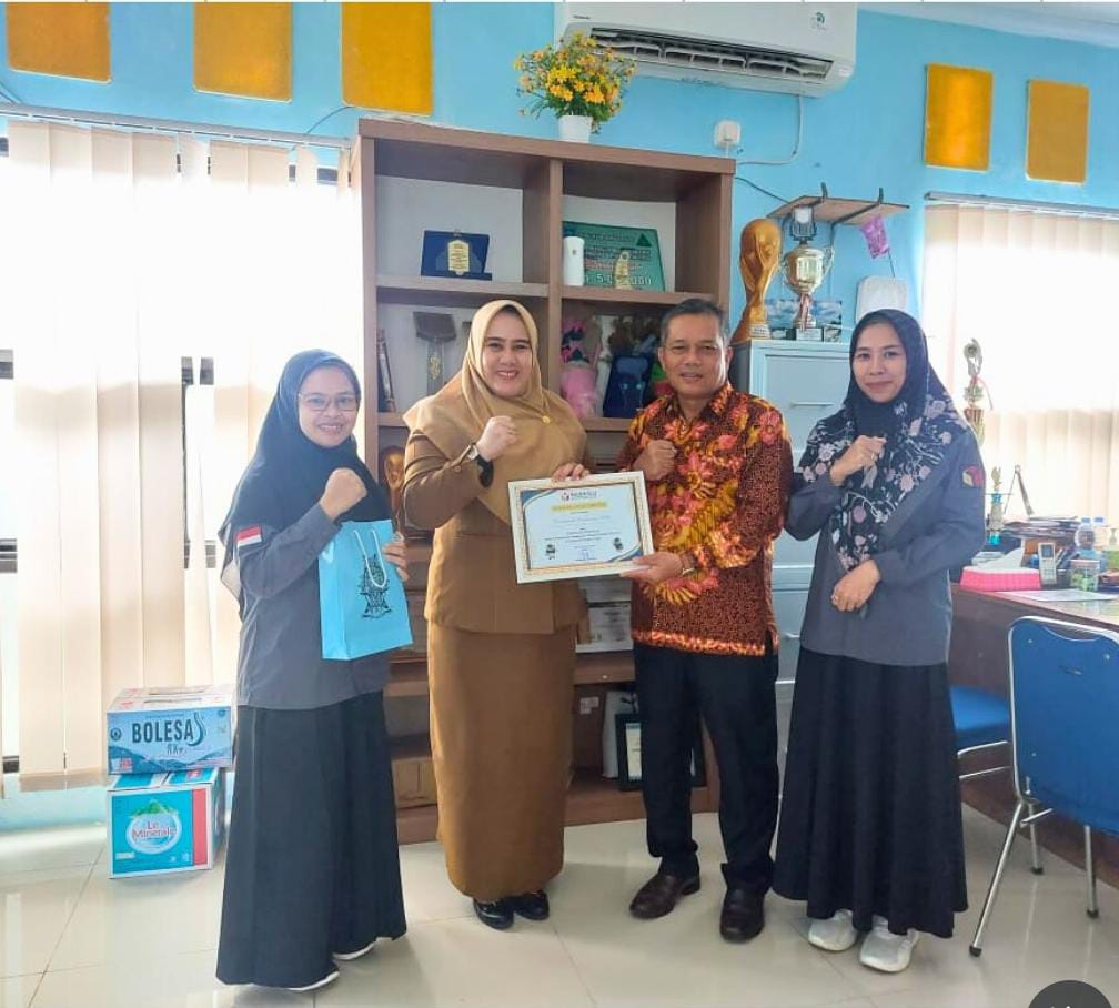 Penyerahan Piagam Penghargaan oleh Ketua Bawaslu Bateng, Hatika kepada Camat Koba