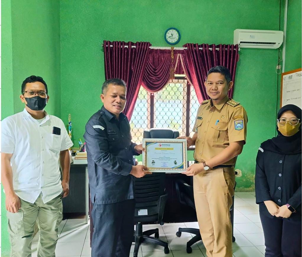Penyerahan Piagam Penghargaan oleh Ketua Bawaslu Bateng, Marhaendra Yuliansyah kepada Camat Namang