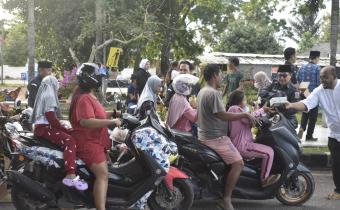 Ngabuburit Pengawasan dengan Berbagi Takjil kepada Masyarakat