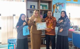 Penyerahan Piagam Penghargaan oleh Ketua Bawaslu Bateng, Hatika kepada Camat Koba